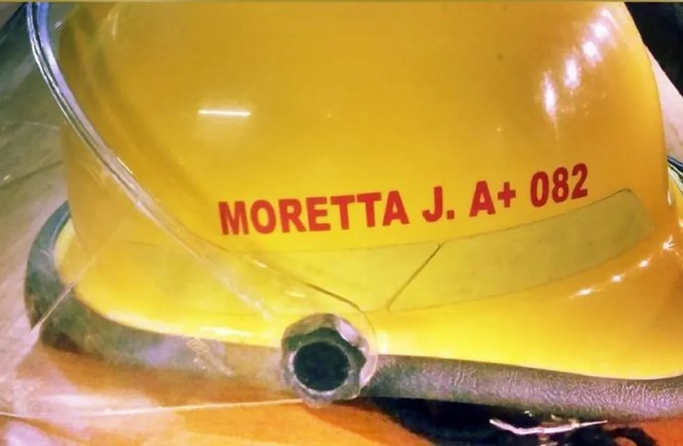 Casco de bombero de Johana Moretta. Foto: Facebook Johana Moretta