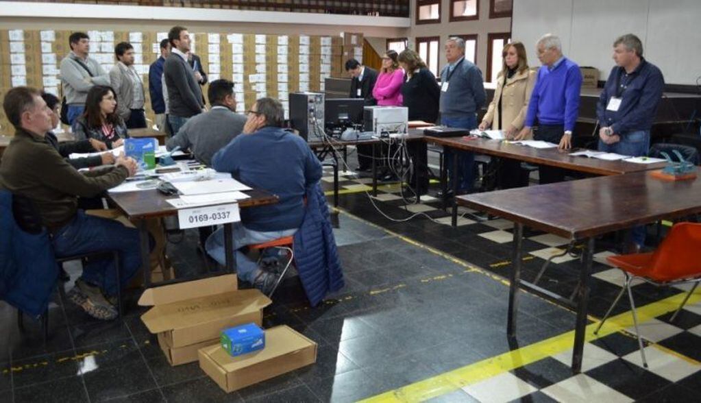 El Tribunal Electoral de la Provincia, integrado por Federico Otaola, Alejandro Ficoseco y María Mercedes Portal de Albisetti, dio por iniciado el escrutinio definitivo de las elecciones provinciales del pasado domingo.