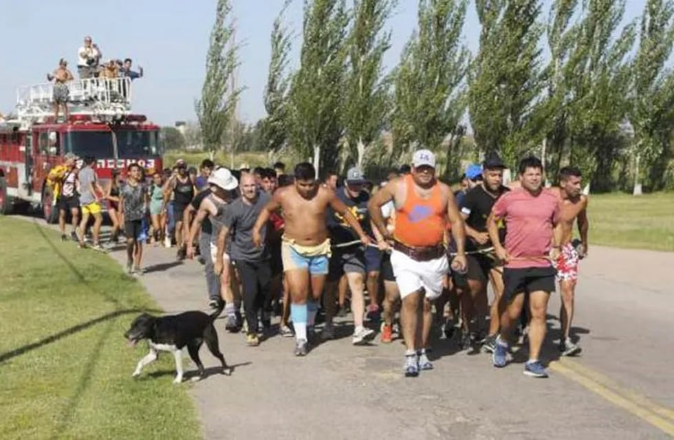 Un grupo de adolescentes arrastraron una autobomba (La Arena)