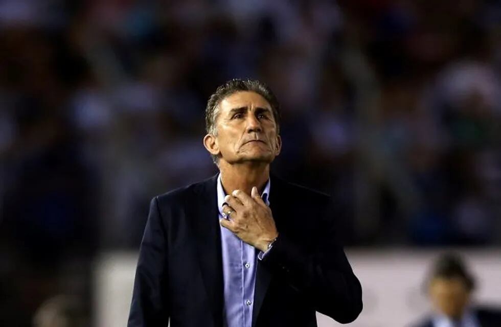 FILE PHOTO: Football Soccer - Argentina v Chile - World Cup 2018 Qualifiers - Antonio Liberti Stadium, Buenos Aires, Argentina - 23/3/17 - Argentina's soccer team head coach Edgardo Bauza gestures.   REUTERS/Marcos Brindicci/File Photo buenos aires edgardo bauza reunion por el cesamiento desvinculado cesan contrato director tecnico seleccion futbol exdirector tecnico de la seleccion argentina