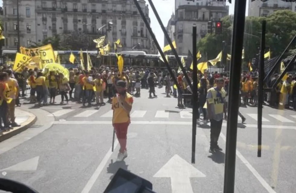 Corte en la 9 de Julio, la primera protesta para el gobierno de Alberto Fernández (Foto: Twitter/solotransito)