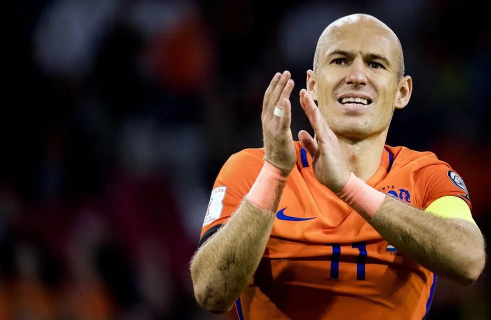 Robben aplaude hoy tras el partido de clasificación del Grupo A para el Mundial de Rusia de 2018, entre las selecciones nacionales de Holanda y Suecia, en Ámsterdam (Holanda). EFE