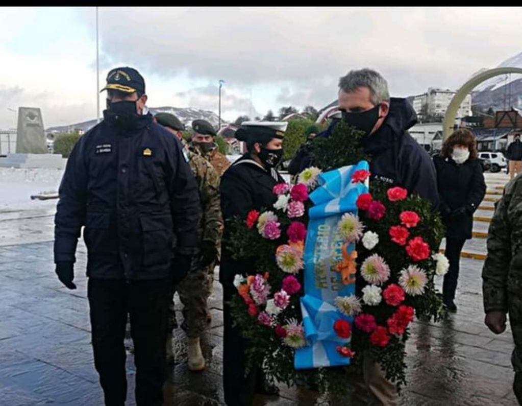 Ministro Rossi colocó una ofrenda floral en el Monumento a los veteranos y caídos en Malvinas.