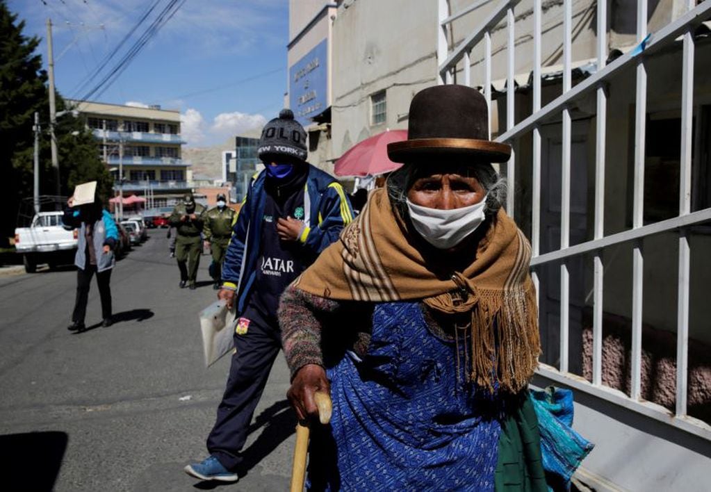 Una mujer sale del hospital en La Paz (Foto: REUTERS/David Mercado)