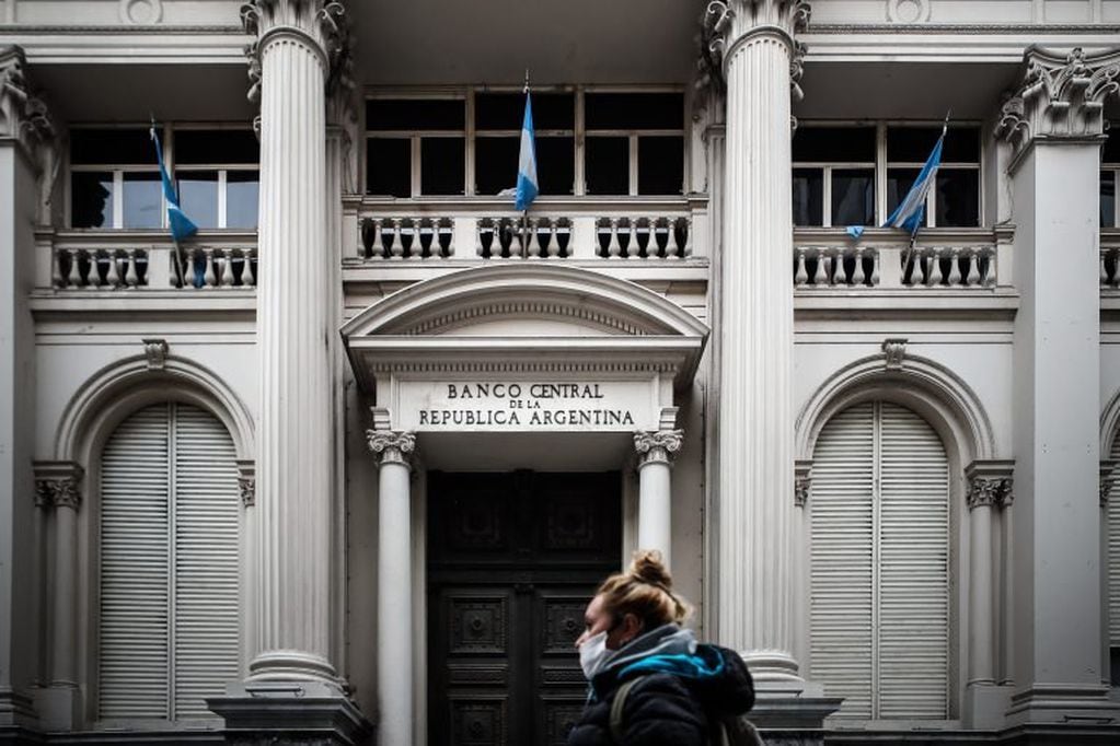 Las últimas medidas del Banco Central dejaron afuera del mercado cambiario a millones de argentinos. (Foto: Juan Ignacio Roncoroni/EFE)