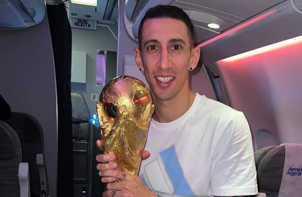 "Fideo" Di María junto a la Copa del Mundo obtenida en Qatar.