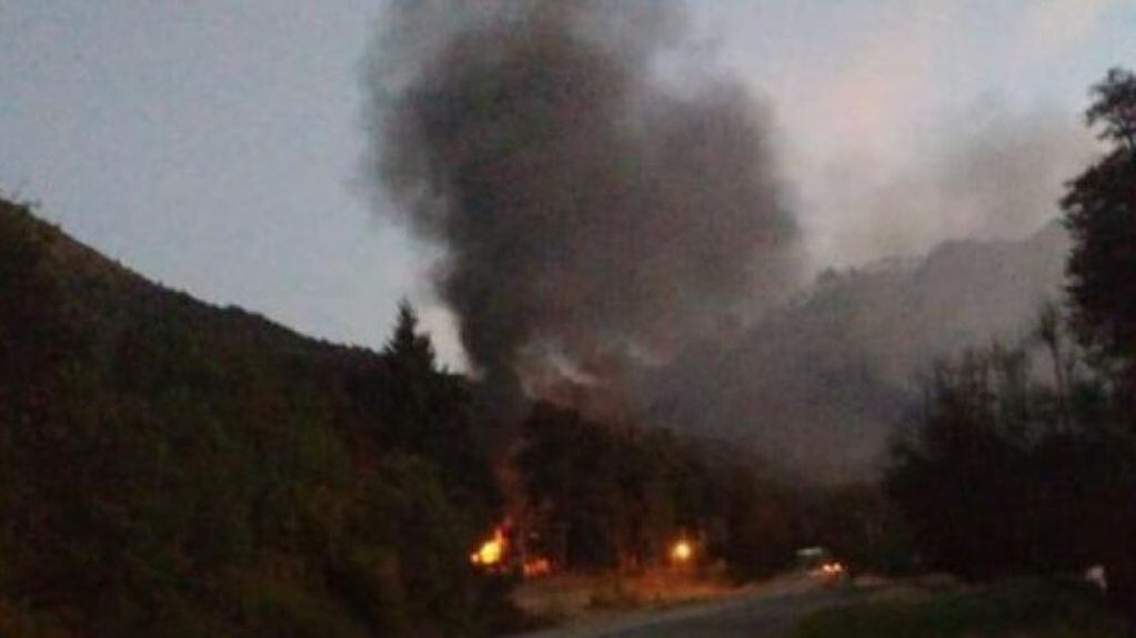 Incendio de cabañas en Villa Mascardi (web).