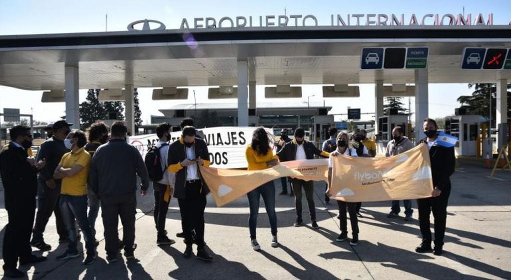 Empleados de Flybondi manifestaron en Córdoba