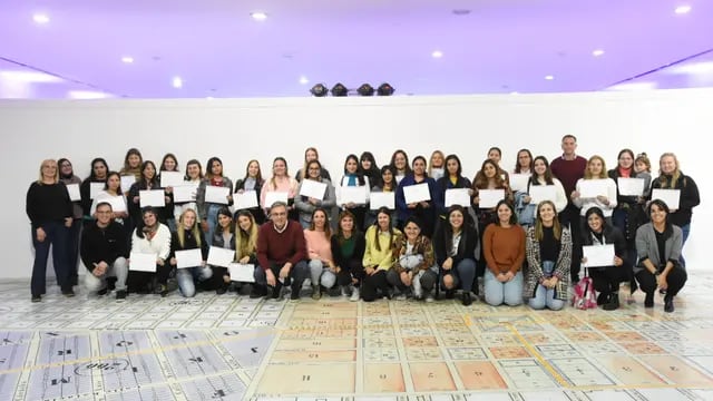Nueva entrega de certificados por capacitaciones del programa Elegí Digital Violeta