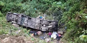 Labores de rescate de un ómnibus accidentado en Cochabamba (Bolivia).