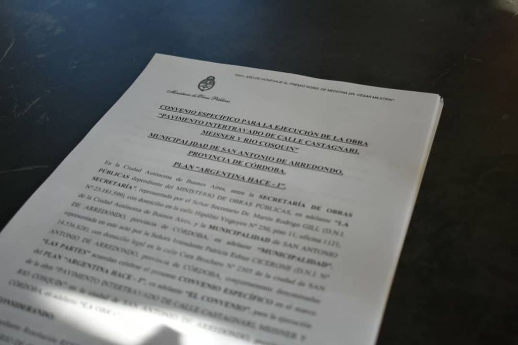 Firma de convenio destinado al adoquinado de San Antonio de Arredondo.