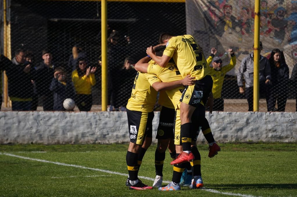El cordobés Catriel Sánchez anotó de penal el 1-0 de Flandria sobre Estudiantes de Río Cuarto. (Prensa Flandria)