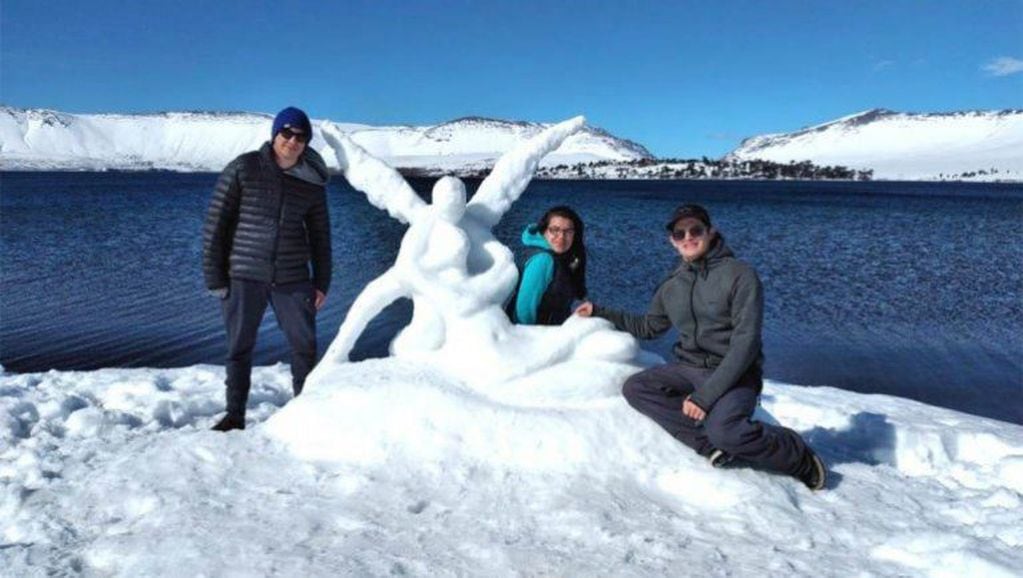 Tres vecinos de Caviahue realizaron una escultura de arte italiana en nieve (LMN)
