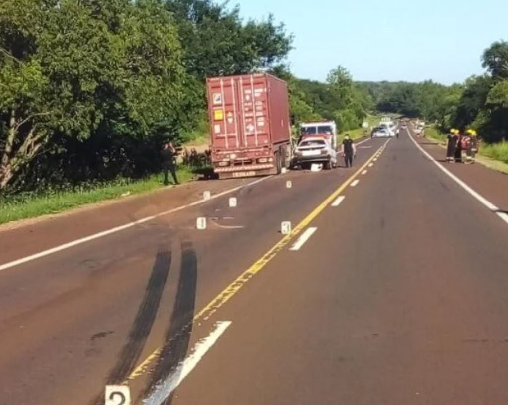Leandro N. Alem: un automóvil colisionó contra un camión y dejó un saldo de un fallecido.