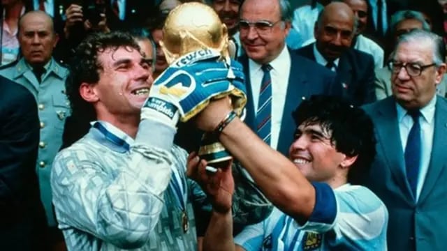 Nery Pumpido y Diego Maradona