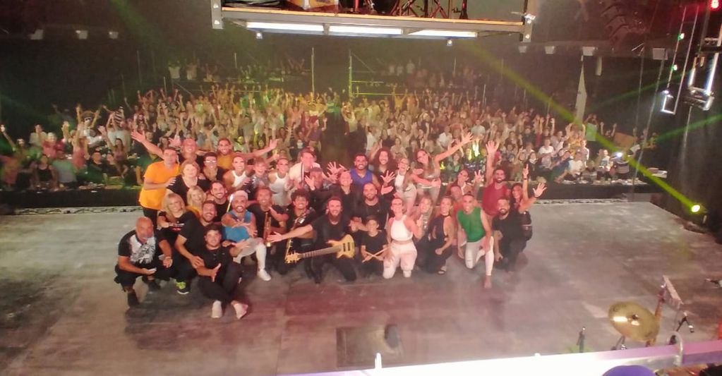 La foto final de todo el elenco de "América Show", este domingo en el escenario de Espacio Mónaco en Carlos Paz.