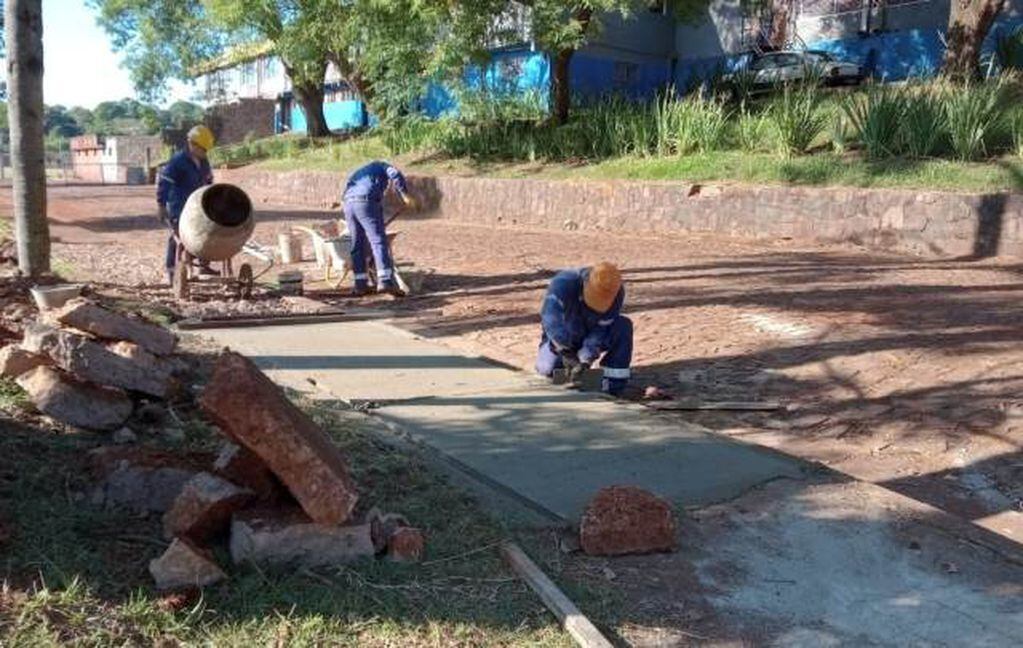 Realizan construcción de veredas peatonales en uno de los accesos al polideportivo Ian Barney en Oberá