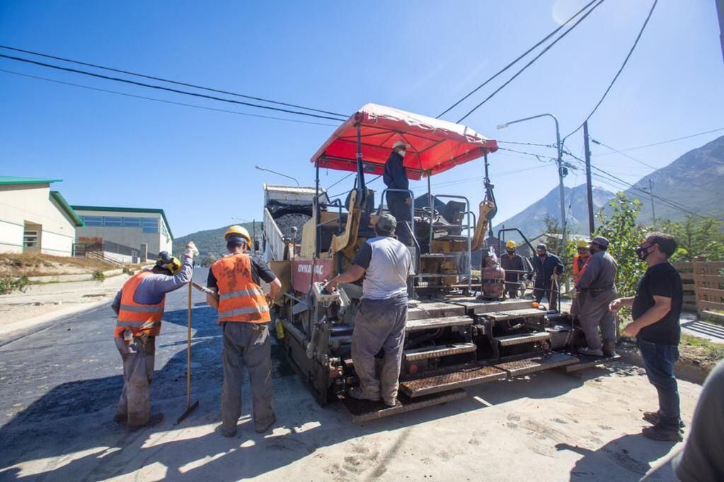 El intendente Walter Vuoto recorrió los avances de las obras de pavimentación con el acompañamiento del programa nacional Argentina Hace.