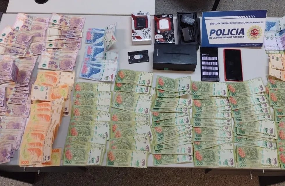 El dinero secuestrado por la Policía cordobesa en el marco de la investigación por el accionar de la banda del dolar "blue".