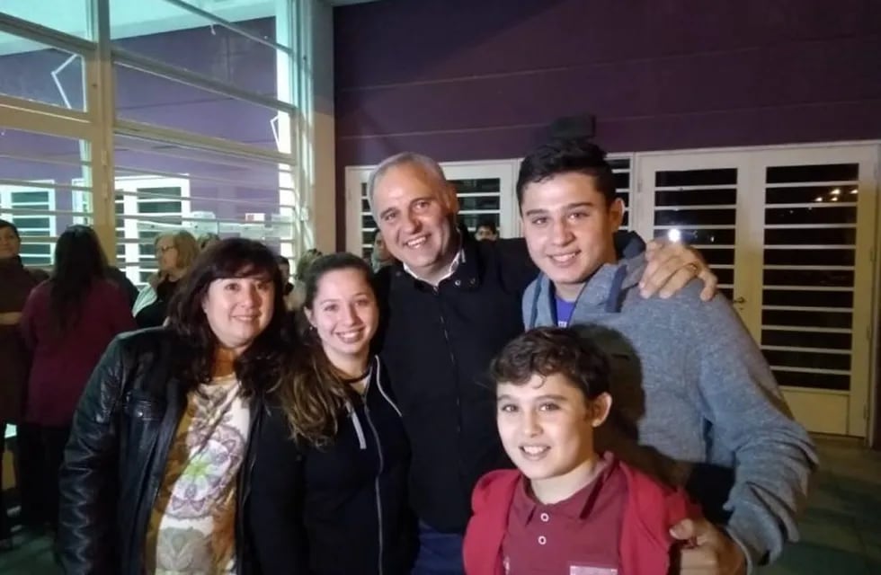 Carlos Ciprian junto a su familia festejando (Gentileza Mas Radio)