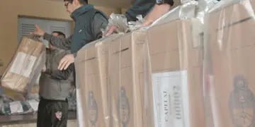 Época de elecciones. Empleados del Correo Argentino trasladan las urnas y boletas a diferentes escuelas. Claudio Gutiérrez / Los Andes