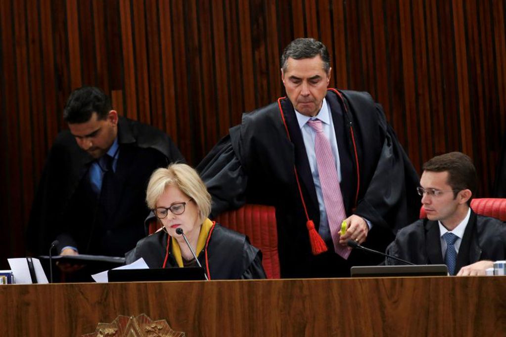 La presidenta del  Tribunal Superior Electoral, Rosa Weber, junto al juez Luís Roberto Barroso.