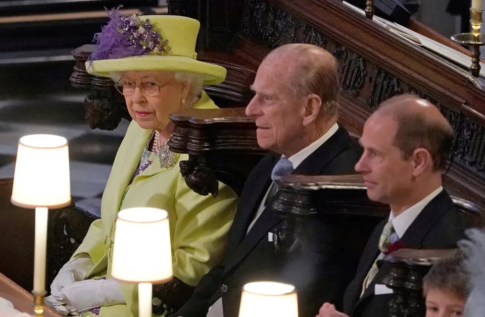 El príncipe Felipe (c), junto a la reina Isabel II. (Owen Humphreys/via REUTERS)