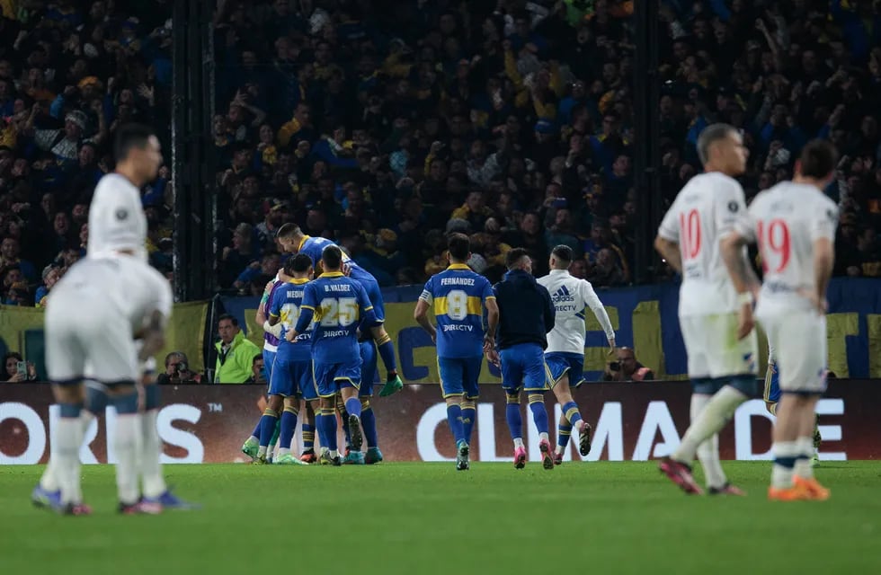 Todos abrazan a Barco, autor del gol de penal que metió a Boca en los cuartos de final de la Libertadores. (Fotobaires)