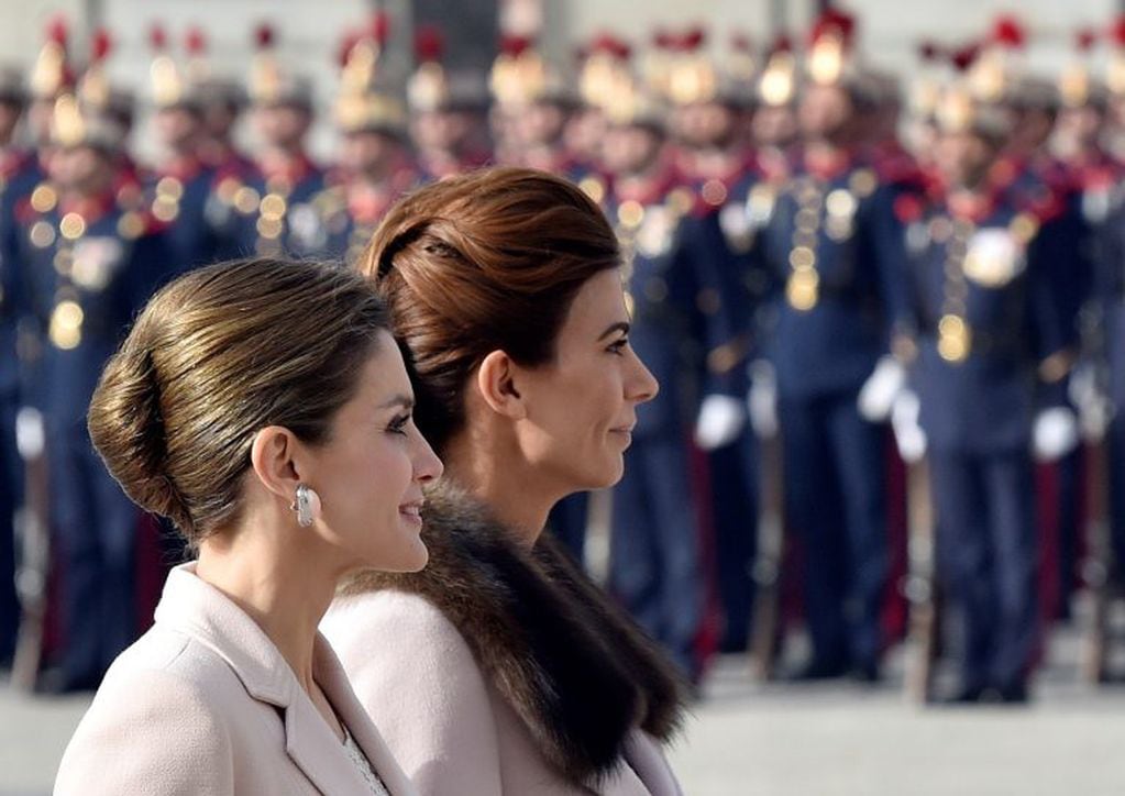 Spain's Queen Letizia and Argentinian First Lady Juliana Awada (R) walk together during a welcoming ceremony at the Royal Palace in Madrid on February 22, 2017.
Argentinian President Mauricio Macri called today Spanish companies to invest in his country, 