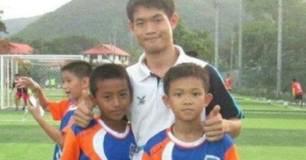 Ekapol Chanthawong, el entrenador de los niños que estuvieron atrapados en una cueva de Tailandia.