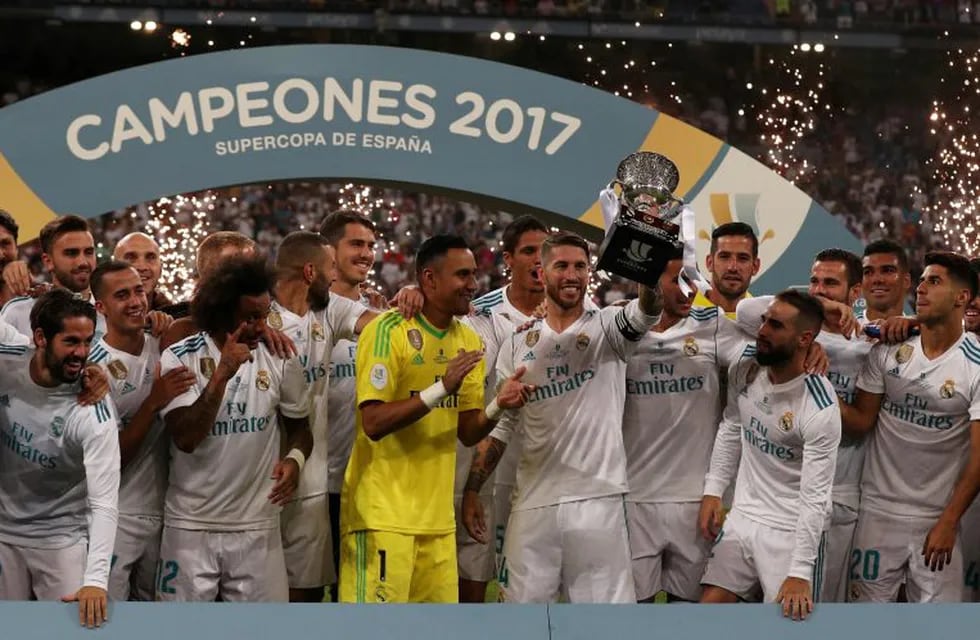 Soccer Football - Real Madrid vs Barcelona - Spanish Super Cup Second Leg - Madrid, Spain - August 17, 2017   Real Madrid's Sergio Ramos celebrates with trophy and team mates after winning the Spanish Super Cup      REUTERS/Sergio Perez