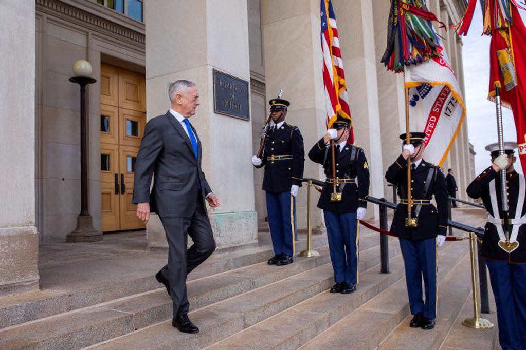El secretario de Defensa estadounidense, Jim Mattis, se dispone a dar la bienvenida al vicepresidente estadounidense, Mike Penceen el Pentágono. Estados Unidos anunció hoy que ha comenzado a retirar sus tropas de Siria.