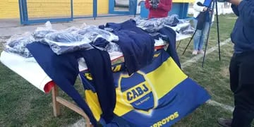 El Frente de Todos entregó indumentaria deportiva al Club Boca Juniors