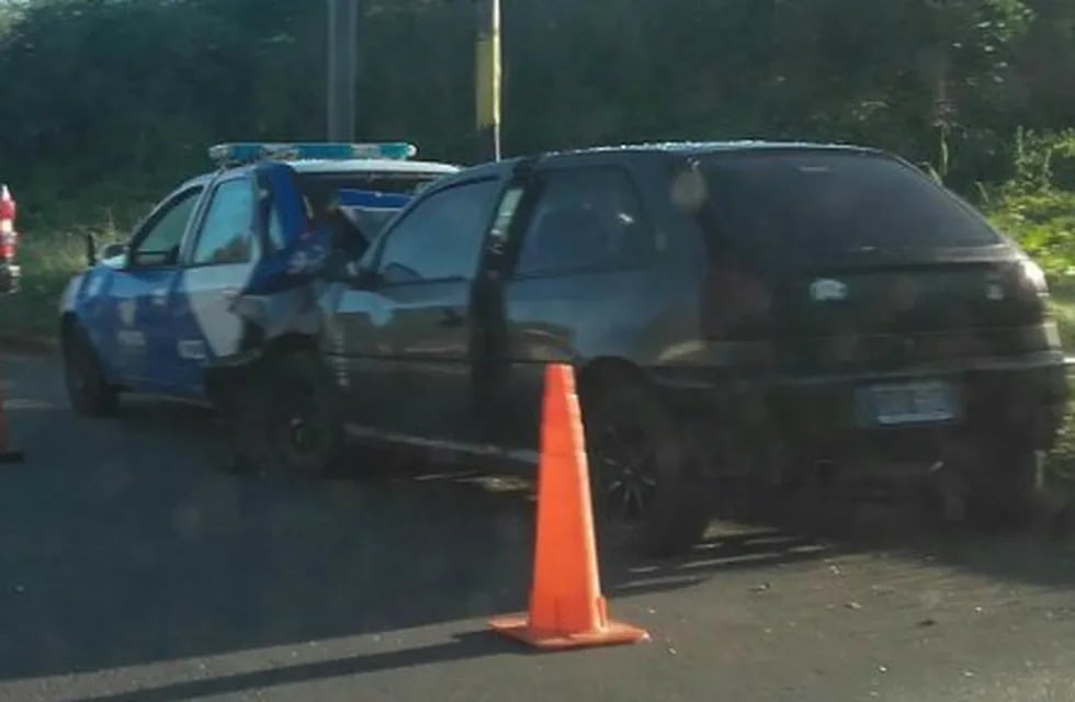 Volkswagen Gol chocó de atru00e1s a un patrullero policial