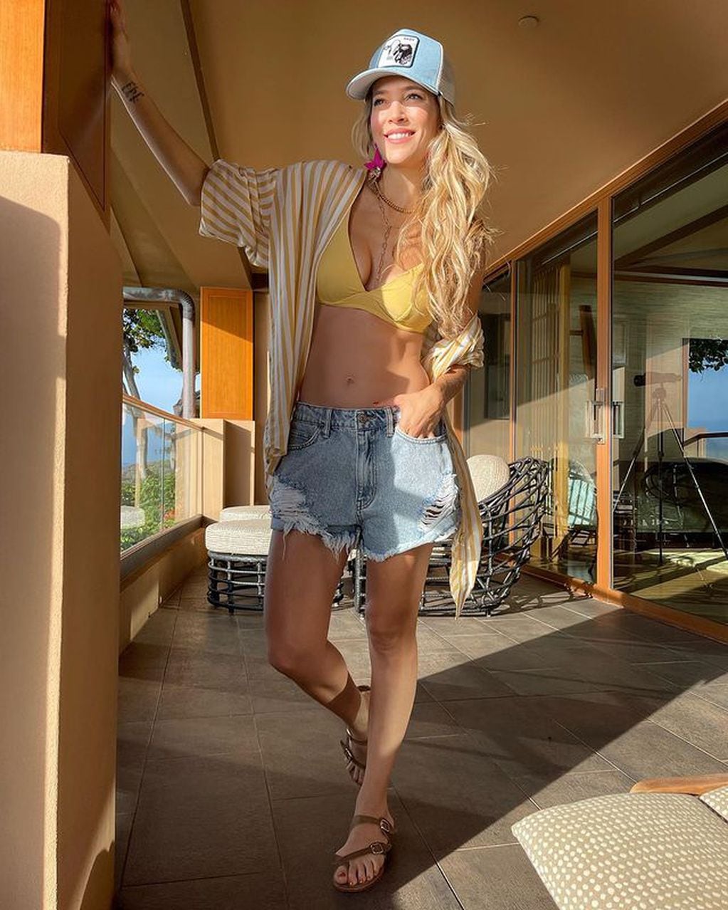 Luisana Lopilato lució una bikini amarilla y un short de jean.
