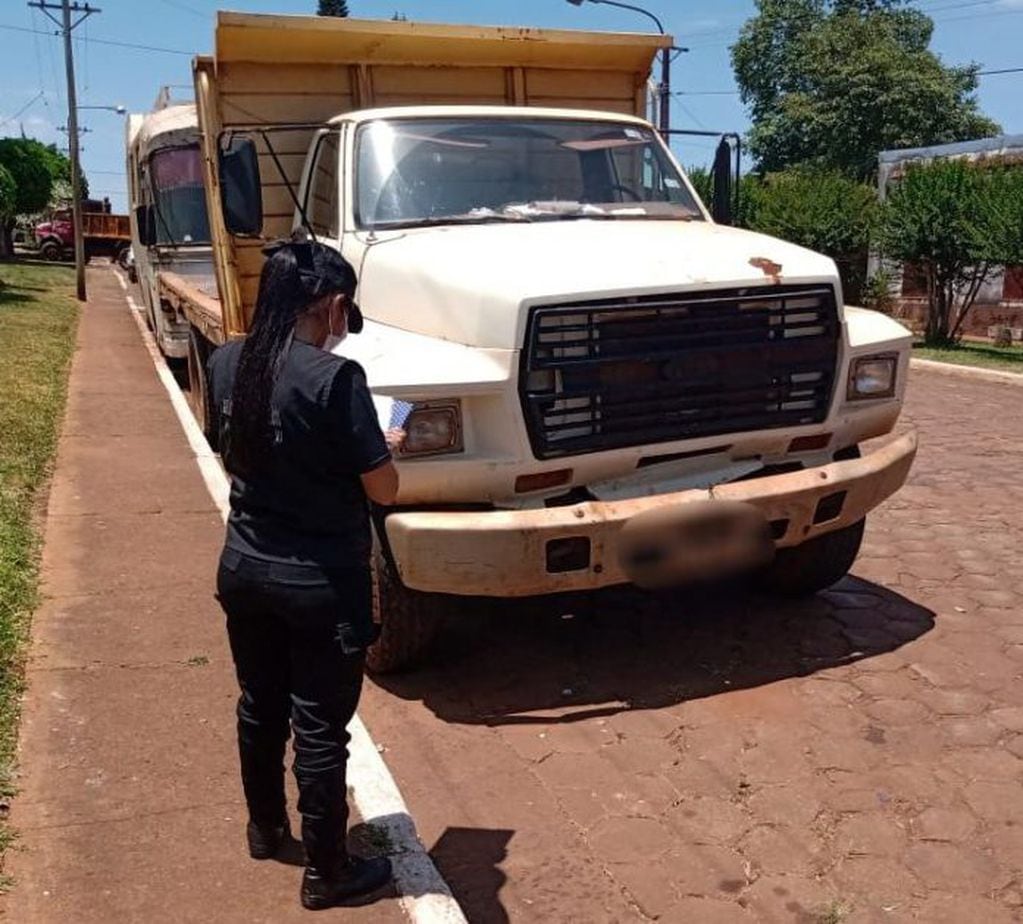 Efectivos policiales secuestraron un camión con el motor adulterado en San Javier.