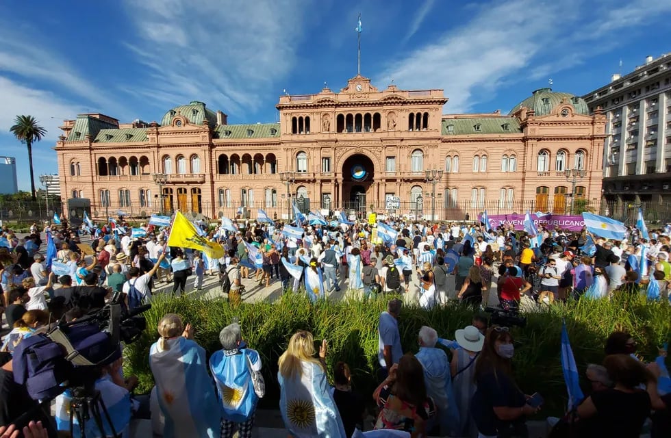 Marcha en Plaza de Mayo en contra del vacunatorio VIP (Foto: Clarín)