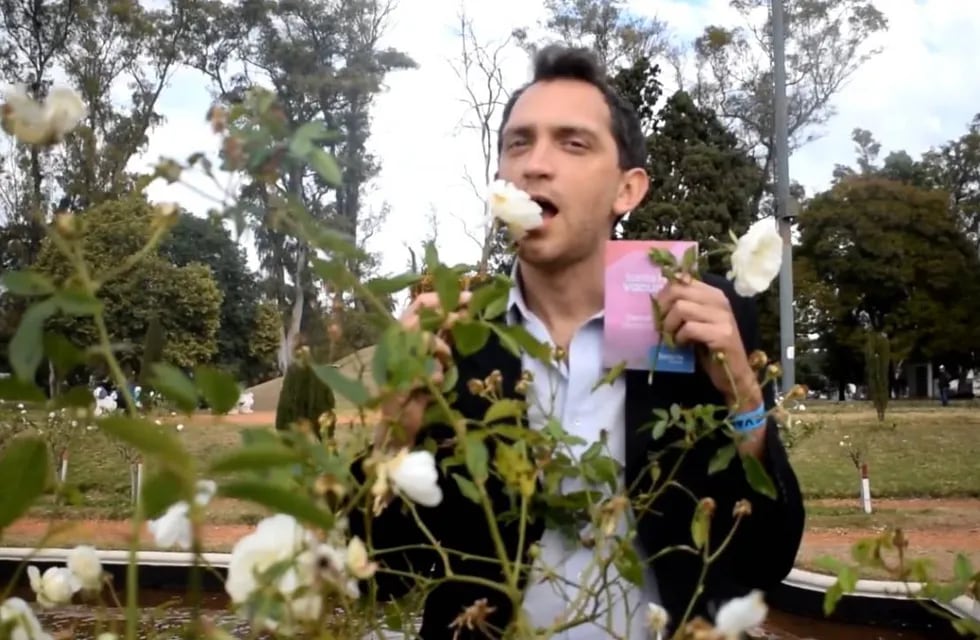 El actor hizo una parodia de las tradicionales sesiones de fotos en el Parque de la Independencia.