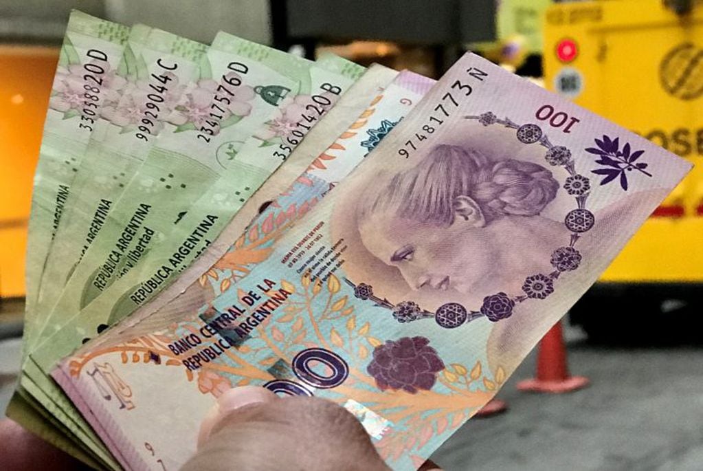 Billetes de 100 y 500 pesos. (Reuters)