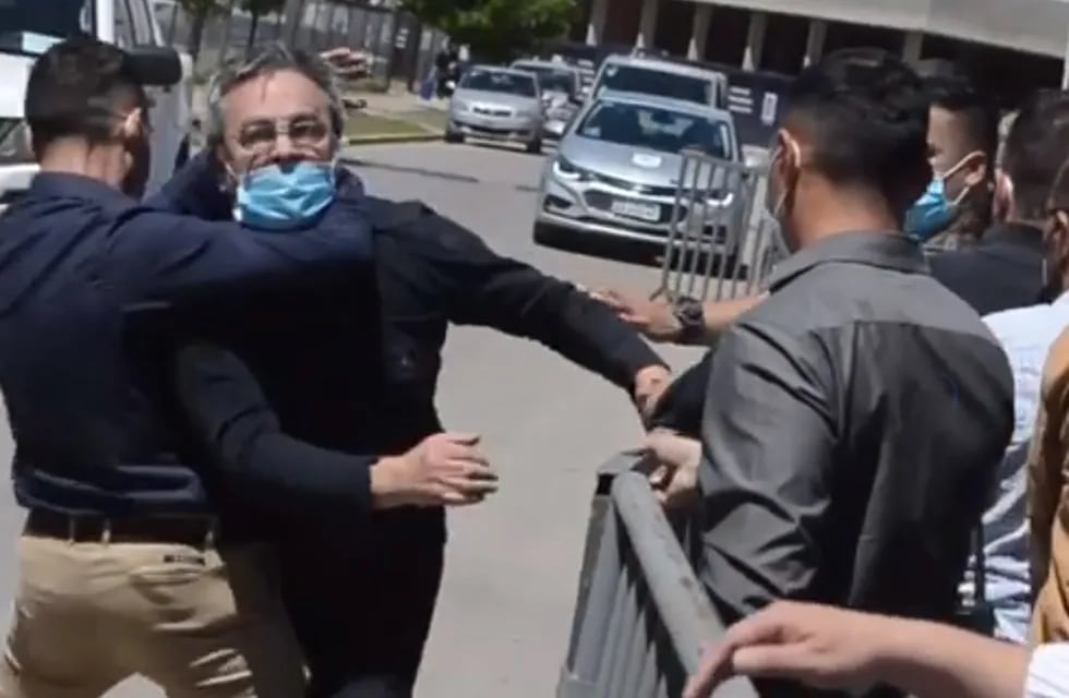 Custodios de Schiaretti toman por el cuello y derriban a un hombre que quería dejarle un mensaje al gobernador (Captura de video).