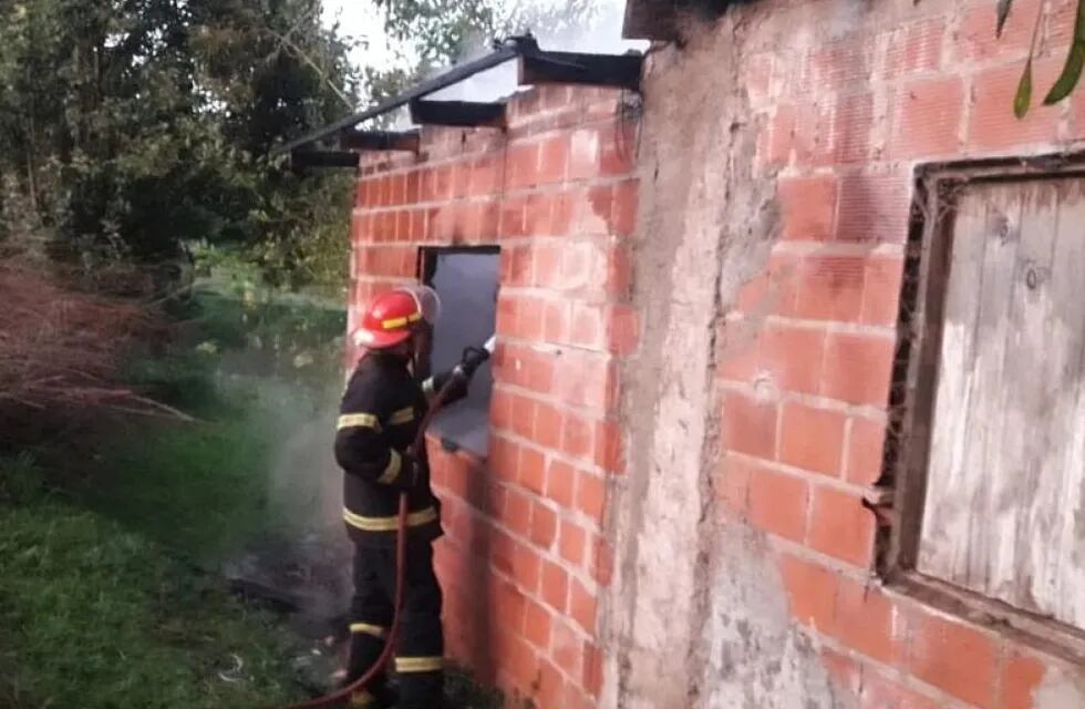 Incendio en una vivienda de Aristóbulo del Valle dejó daños materiales.