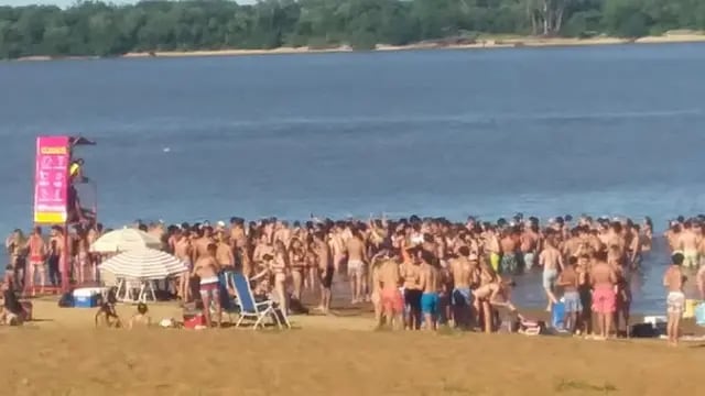 Miles de jóvenes en una fiesta a orillas de una playa de Colón Entre Ríos/Enero 2021