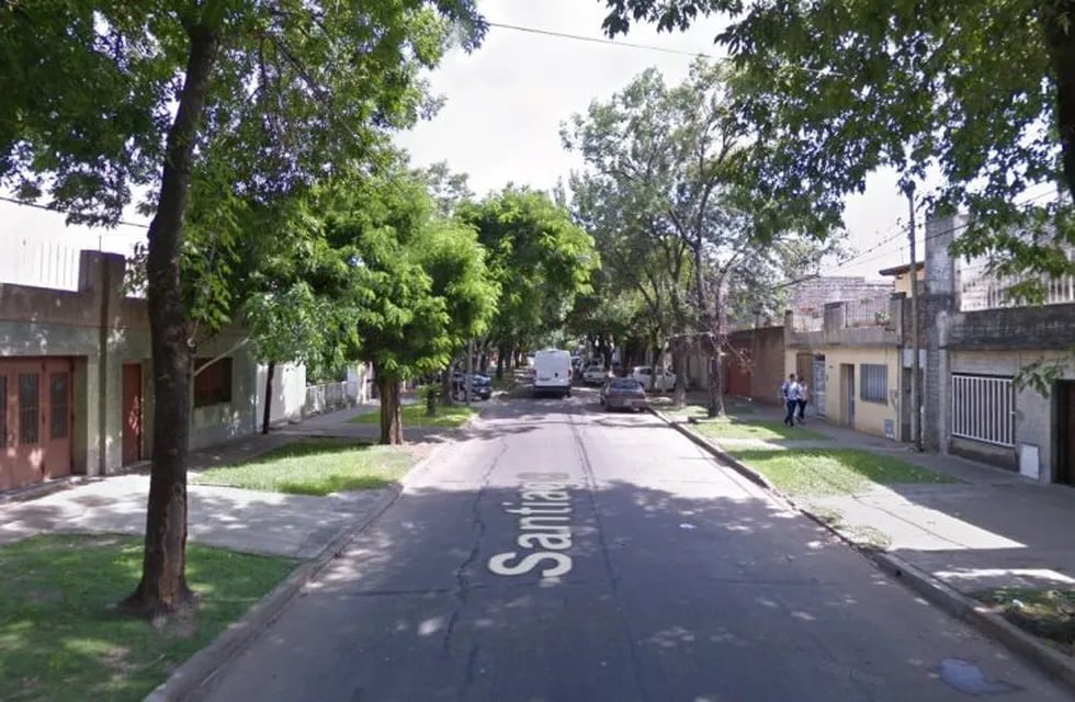 La víctima logró escapar de su cautiverio en una casa de calle Santiago al 3500 tras 22 años. (Google Street View)
