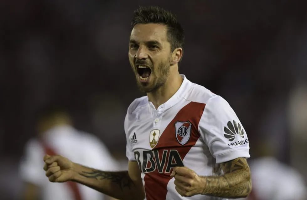 Argentina's River Plate forward Ignacio Scocco celebrates after scoring a goal against Argentina's Lanus during the 2017 Copa Libertadores semifinal first leg football match at the Monumental stadium in Buenos Aires on October 24, 2017. / AFP PHOTO / Juan MABROMATA