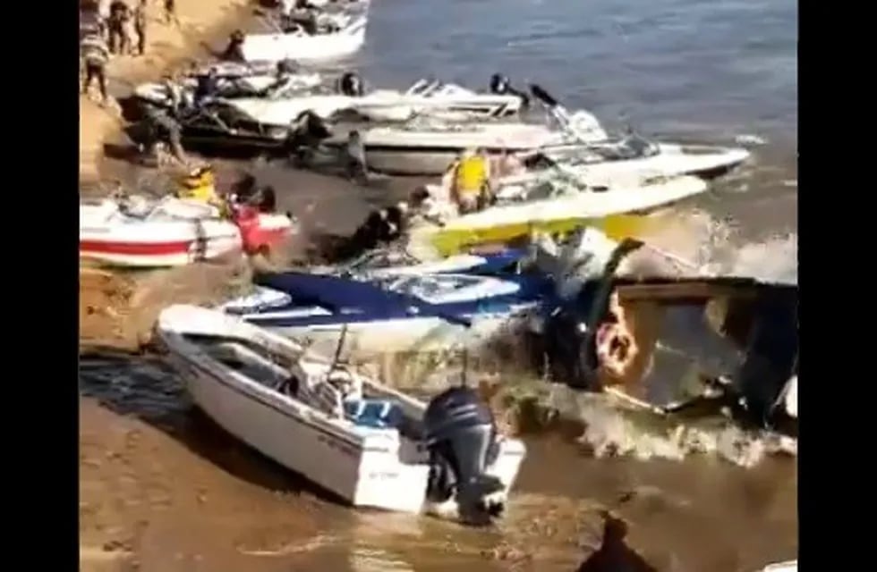 La ola generó pánico y afectó embarcaciones amarradas en las costa. (Captura de pantalla)