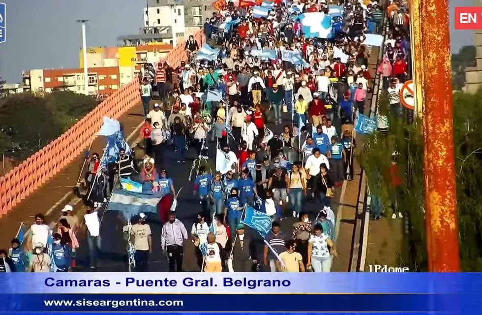 Pasadas las 15 de este viernes 9 de julio agrupaciones sociales cortaron el tránsito sobre el Puente Manuel Belgrano.