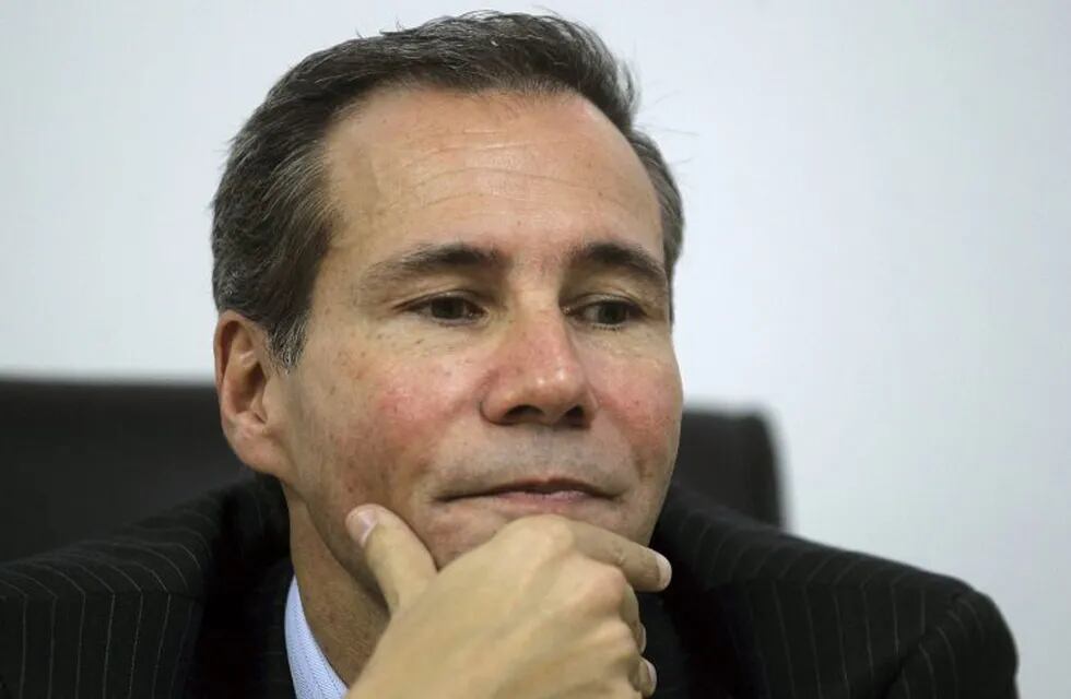 Late Argentine prosecutor Alberto Nisman pauses during a meeting with journalists in this May 29, 2013 file photo. Nisman, the Argentine prosecutor who died in 2015 just days after accusing then-President Cristina Fernandez of covering up Iran's alleged role in the bombing of a Jewish center was apparently murdered, an official investigating the case said on February 25, 2016. REUTERS/Marcos Brindicci/Files      TPX IMAGES OF THE DAY      buenos aires alberto nisman fiscal argentino asesinado investigacion causa amia atentado terrorista justicia declaro que fue homicidio