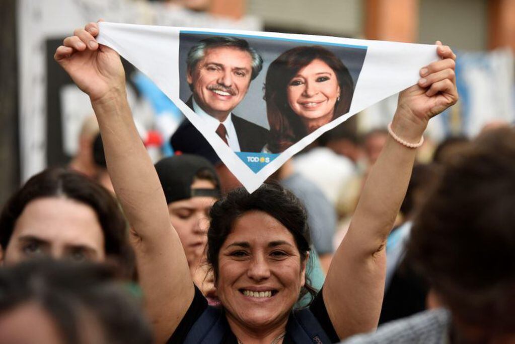 Simpatizantes de la coalición Frente de Todos celebran los resultados de las elecciones en Buenos Aires (EFE/Fabián Mattiazzi)