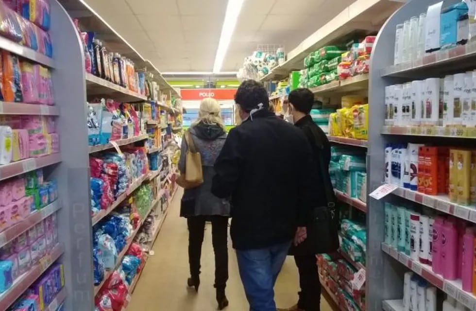 Funcionarios del Ministerio de Producción de Santa Fe participaron del control de precios en un supermercado de Funes. (@jmaviano)