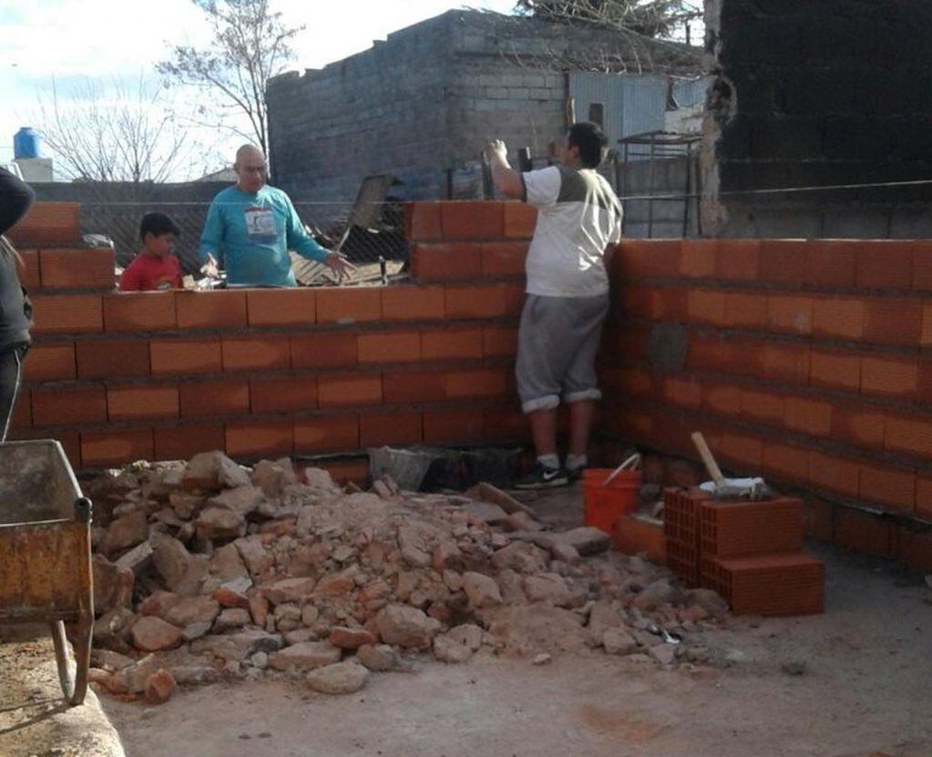Reconstruyen la casa incendiada en la calle Tiro Federal